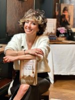 La historia de Mada Riva, escrita en #LlevaráTuNombre, ya está en las librerías. Así estamos ➡...jpg