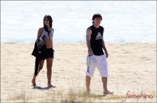 4936_leo-messi-y-su-novia-antonella-de-paseo-en-la-playa.jpg