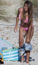 3660395F00000578-3695340-Getting_into_beach_mode_Later_on_Antonella_changed_out_of_her_ho-a-71...jpg