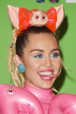 Miley+Cyrus+2015+MTV+Video+Music+Awards+Press+E81jONtwmTJx.jpg
