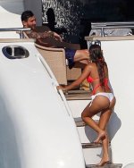 12936431_antonella-roccuzzo-ibiza-10.jpg