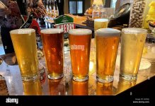 beer-o-clock-una-ronda-de-bebidas-en-el-bar-s42g2j.jpg