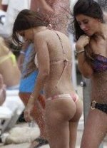 12936439_daniella-semaan-y-antonella-roccuzzo-02.jpg