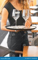 camarera-con-copas-de-vino-la-chica-barman-lleva-dos-vasos-en-bandeja-mano-sirve-una-mesa-el-r...jpg