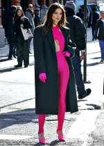 Emily_Ratajkowski_filming_a___Maybelline___commercial_in_Downtown_Manhattan_12-14-2023__2_.jpg