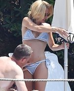 13560719_gillian-anderson-bikini-candids-vacation-in-portofino-italy-06-21-2017-5.jpg