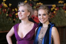 03219_Celebutopia_Scarlett_Johansson_Natalie_Portman_The_Other_Boleyn_Girl_Premiere_04_122_520...jpg