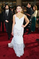 elizabeth-olsen-golden-globe-awards-2024-7.jpg