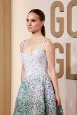 natalie-portman-golden-globe-awards-2024-3.jpg