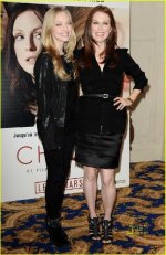 9719550_amanda-seyfried-julianne-moore-chloe-photocall-paris-05.jpg