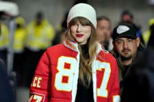 Taylor_Swift_at_Miami_Dolphins_v_Kansas_City_Chiefs_AFC_WC_playoff_game_at_Arrowhead_Stadium_i...jpg