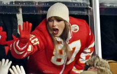 Taylor_Swift_at_Miami_Dolphins_v_Kansas_City_Chiefs_AFC_WC_playoff_game_at_Arrowhead_Stadium_i...jpg