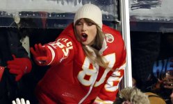 Taylor_Swift_at_Miami_Dolphins_v_Kansas_City_Chiefs_AFC_WC_playoff_game_at_Arrowhead_Stadium_i...jpg