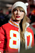 Taylor_Swift_at_Miami_Dolphins_v_Kansas_City_Chiefs_AFC_WC_playoff_game_at_Arrowhead_Stadium_i...png