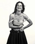 emmawatson_2022-08-29 - Ch2iiKvN6W-_1.jpg