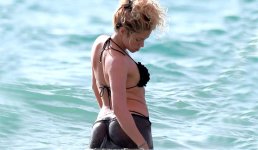 Shakira-con-Pique-en-la-playa-1.jpg