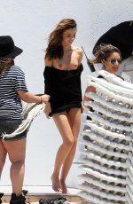 MirandaKerr-SetSwimsuitMiami-_15-5-2013-1.jpg