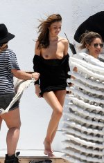 MirandaKerr-SetSwimsuitMiami-_15-5-2013-2.jpg