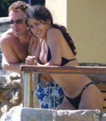 4872932_salma_hayek_bikini_paparazzi_5[1].jpg