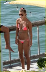 nina-agdal-hot-bikini-body-heats-up-miami-20.JPG