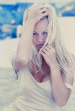 10107984_43554d3770256d9a_pamela_anderson_004.jpg