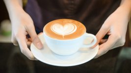 mujer-sirviendo-cafe-mientras-pie-cafeteria-concentrese-taza-forma-corazon-latte-art-manos-fem...jpg mujer-sirviendo-cafe-mientras-pie-cafeteria-concentrese-taza-forma-corazon-latte-art-manos-fem...jpg