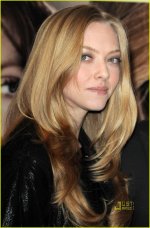 amanda-seyfried-julianne-moore-chloe-photocall-paris-04.jpg