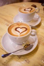 35701535-taza-de-café-con-leche-y-la-forma-del-corazón.jpg