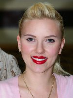 449px-Scarlett_Johansson_in_Kuwait_01a.jpg