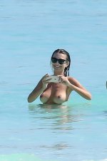 Emily-Ratajkowski-pillada-en-topless-2.jpg