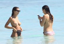 Emily-Ratajkowski-pillada-en-topless-20.jpg