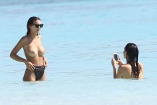 Emily-Ratajkowski-pillada-en-topless-21.jpg