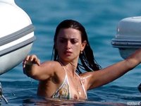 1566_penelope-cruz-nipple-slip-01-900x675.jpg