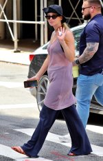 Jennifer_Lawrence_Out_and_about_in_the_West_Village__New_York_07-19-2024__4_.jpg